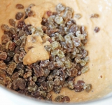 Изюм вытащите из воды, просушите и обваляйте в 1 ст.л. муки. Добавьте изюм в тесто вместе с морковью, кокосовой стружкой и подсолнечным маслом. Перемешайте.	