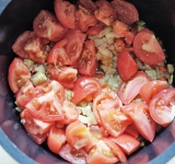 Томаты очистите от кожуры и порежьте на кусочки. Добавьте к овощам и тушите в течении 10 минут на среднем огне.	