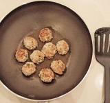 Обжарьте фрикадельки на сковороде на растительном масле на среднем огне до готовности (около 6-7 минут).  
Приятного аппетита!	