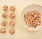 Из полученной смеси слепите небольшие фрикадельки диаметром около 3-4 см.	