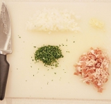 Лук и чеснок очистите и очень мелко порежьте вместе с кинзой.	