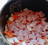 Затем положите мясо.	