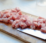 Мясо вымойте и нарежьте на небольшие кусочки.	