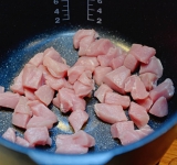 Мясо помойте, порежьте на небольшие кусочки. Выложите на дно мультиварки.	
