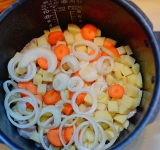 Картофель нарежьте на кубики, морковь на кружочками, лук кольцами. Выложите на рыбу. Залейте 1 мерный стаканчик воды. 
Включите режим “Мультиповар/Тушение/Мультирежим” на 20 минут.  
Приятного аппетита!	
