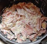 Слейте жидкость, разделите мясо от костей. Мясо верните в чашу мультиварки, посолите, поперчите, добавьте сметану, перемешайте. Включите режим “Тушение/Мультиповар/Мультирежим” на 20 минут.  
Приятного аппетита!	