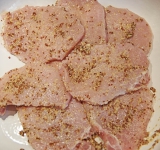 Мясо вымойте и обмажьте с двух сторон горчицей (тонким слоем).	