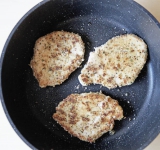 Свинину обжарьте на сковороде на умеренно среднем огне на растительном масле с двух сторон по 1 минуте.  
Затем сковороду со слегка обжаренной свининой поставьте в духовку на 10 минут. Если сковороду нельзя поставить в духовку (есть пластиковая ручка), то переложите мясо в жаропрочное блюдо.  
Приятного аппетита!	