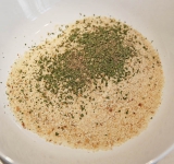 Панировочные сухари перемешайте с петрушкой, солью и перцем.	