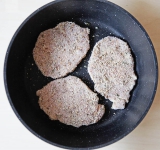 Каждый кусок свинины обваляйте в панировочных сухарях.	