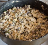 В сковородку к грибам разбейте яйца, посолите и поперчите на ваш вкус. Жарьте минуты три, постоянно помешивая. 
Через три минуты добавьте в сковородку к грибам зелень и сыр. Тщательно перемешайте и снимите с огня.	