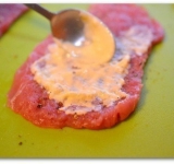 Смажьте мясо тоненьким слоем горчичного соуса.	