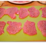 Нарежьте филе на кусочки, толщиной около 1.5 см. 
Тщательно отбейте мясо с двух сторон. 
В мисочке перемешайте горчицу, майонез, измельченный чеснок. 
Посолите и поперчите мясо с двух сторон.	