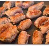 Разогрейте на сковороде растительное масло и на сильном огне обжарьте рулеты с каждой стороны примерно по 1 минуте, до румяной корочки.	