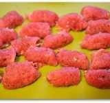 Аккуратно сверните мясо в маленькие рулетики, скрепите края зубочистками.	