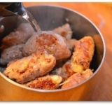 Аккуратно переложите мясо в кастрюльку, налейте немного кипятка (совсем чуть-чуть, примерно на 1 см, чтобы прикрыть дно), тушите на слабом огне 20 минут с закрытой крышкой.	