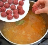 Доведите до кипения, посолите и поперчите по вкусу, вложите лавровые листочки. 
Теперь аккуратно, по одной, вложите в суп фрикадельки. 
Варите минут 15-25 (зависит от размера мясных шариков).  
Теперь добавьте вермишель и варите до готовности.  
 
Вымойте, обсушите и нарубите зелень. В самом конце готовки добавьте зелень в суп и выключите огонь. Дайте постоять минут 5, и можно подавать к столу.	