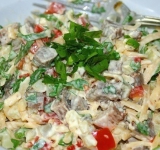 Можно готовить салат не послойно, а перемешивая все ингредиенты, но салат приготовленный слоями лучше и дольше хранится.