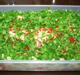 Украсьте салат сыром и рубленной петрушкой.