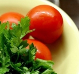 Помойте помидоры и зелень, порежьте помидоры кубиками, зелень мелко порубите.