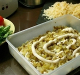 Каждый слой промазывайте майонезом и посыпайте солью и перцем по вкусу.