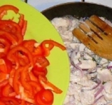 Пока маринуется мясо, мы моем, чистим и нарезаем как можно тоньше красный болгарский перец. В сковороду выливаем растительное масло, выкладываем маринованное мясо и жарим до готовности. Затем выкладываем к мясу перец и тушим еще 7 минут.	