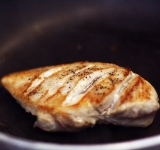 Прожариваем мясо на растительном масле до образования корочки на сильном огне.	