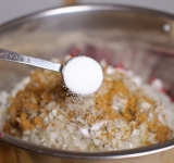 Шинкуем лук, добавляем к мясу, посыпаем сверху специями.	