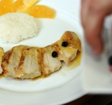 Украшаем мясо соусом и ягодами черники и дольками апельсина.	