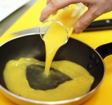 На вторую сковороду наливаем сок.	