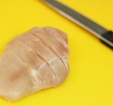 В филе грудки делаем небольшие надрезы.	