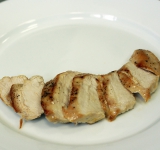 Нарезаем курицу и выкладываем ее на тарелку.	