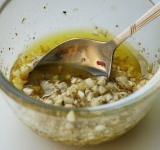 Готовим маринад для курицы, смешивая чеснок, соль, прованские травы и оливковое масло.	