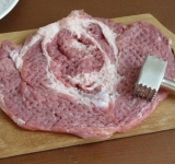 Отбиваем мясо с обеих сторон.	