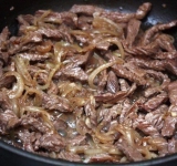 Затем добавляем к мясу муку, хорошо перемешиваем и обжариваем еще 2-3 минуты.	
