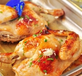 Курицу вынимаем из духовки и щедро смазываем чесночным соусом.	