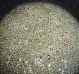 Варим сироп из сахара и воды.	