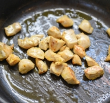 Курицу помойте, обсушите бумажными полотенцами и обжарьте на сковороде на сливочном масле на умеренно среднем огне в течении 5 минут.	