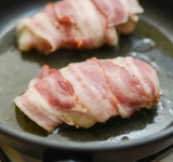 Уберите грудки со сковороды, остудите немного и оберните в бекон как на рисунке.  
Положите грудки в сковороду, сверху накройте бумагой для выпекания (отрежьте круг по форме сковороды) и поставьте в духовку на 12-14 минут до готовности курицы). Курицу пока отложите на горячую сковородку, чтобы мясо не остыло во время приготовления соуса.	