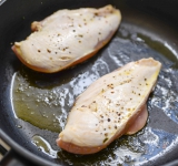 Грудки промойте и обжарьте со всех сторон в течении минуты на сковороде на сливочном масле.	