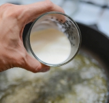 Сковороду вместе с образовавшимися соками поставьте на сильный огонь, добавьте вино, если используете, и готовьте около 20 секунд. Затем добавьте сливки, посолите, поперчите. Можно еще добавить измельченных трав по вкусу. Готовьте, пока соус не загустеет. Подавайте курочку вместе с соусом.  
Приятного аппетита!	