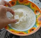 Кусочек сыра окунаем в муку.	