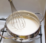 Поставьте кастрюльку со смесью на слабый огонь и готовьте до загустевания соуса.  
ВАЖНО!  
 — Огонь должен быть минимальным 
 — Нельзя доводить смесь до кипения, иначе желтки свернутся, и мороженое не получится 
 — Все время необходимо мешать смесь с самого дна 
 — Проверить готовность легко – опустите в смесь деревянную ложку и посмотрите на дно ложки. Смесь должна оставаться на ложке и медленно стекать. То есть масса не должна быть жидкой.  
Затем остудите смесь и залейте в подготовленную мороженицу. Если у вас нет мороженицы, то можно просто поставить в морозилку и периодически доставать и перемешивать смесь, чтобы добиться максимально хорошего результата.  
Приятного аппетита!	