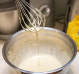 Яичные желтки взбейте с сахаром.	