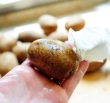 Хорошо промываем картофель и натираем его сливочным маслом.