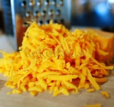 Трем на крупную терку сыр.