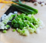 Мелко нарезаем лук.