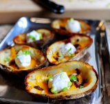 И украшаем им готовое блюдо. Ароматная печеная картошка готова, подавайте к столу. Приятного аппетита!
koketka.by/recepty/item/2347-kartofel-zapechennyj-v-kozhure