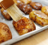 И обмазываем картофель со всех сторон. Ставим противень с картошкой в духовку на 5 — 7 минут.