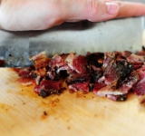 Мелко нарезаем обжаренный бекон.